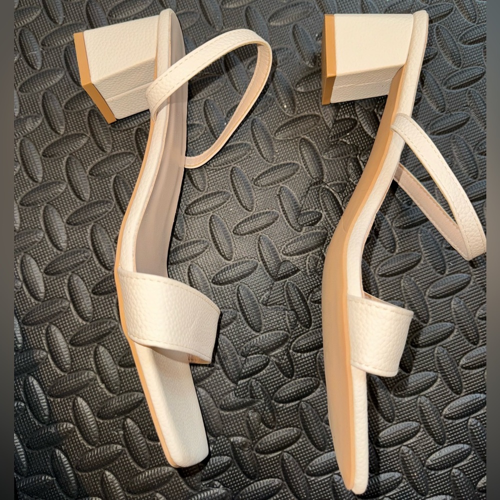 Tan heels - Picture 4 of 4